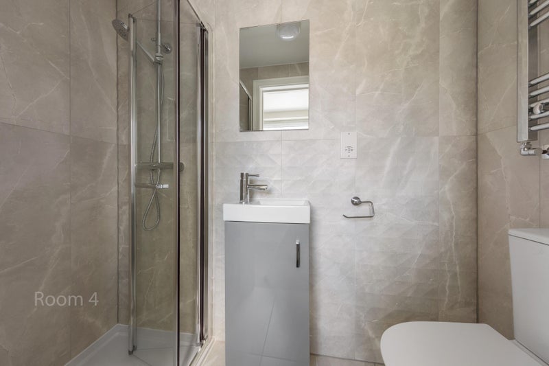 Room Flint Close in Greater London
