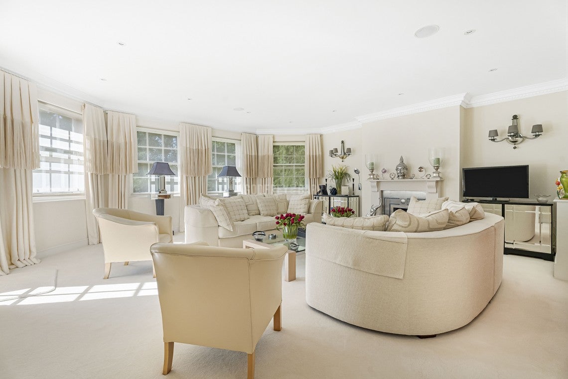 Flat Brookshill Drive in Greater London