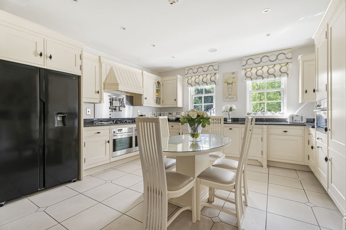 Flat Brookshill Drive in Greater London