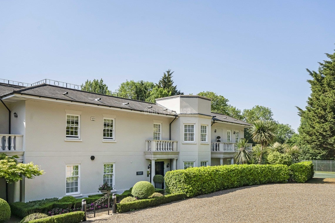 Flat Brookshill Drive in Greater London
