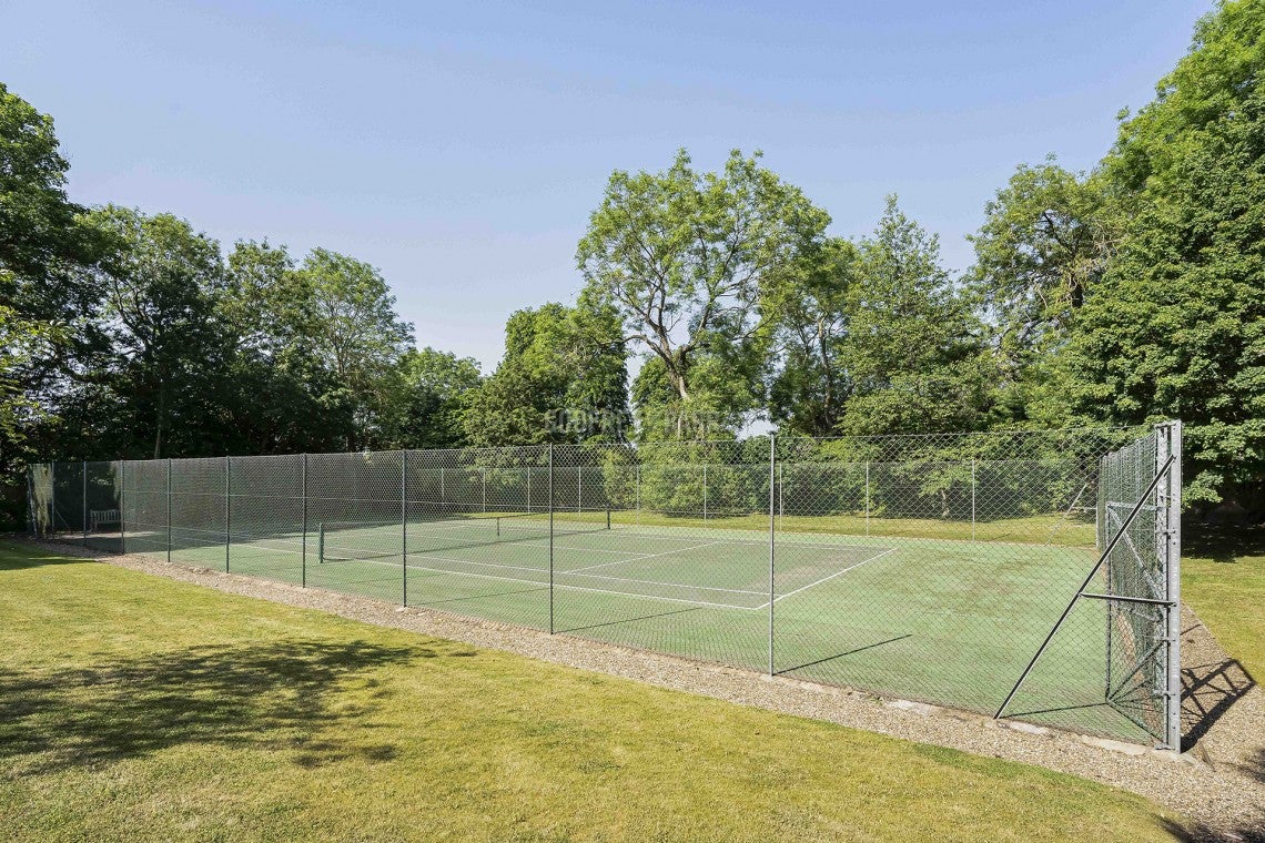 Flat Brookshill Drive in Greater London