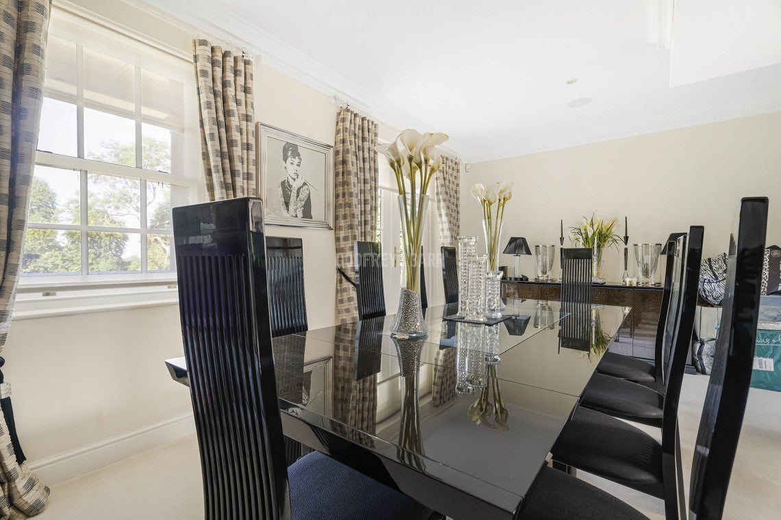 Flat Brookshill Drive in Greater London