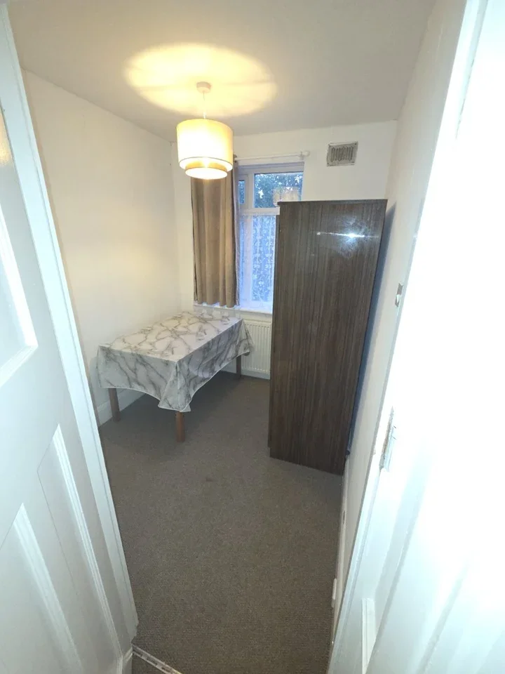 Room Holland Park Avenue in Greater London