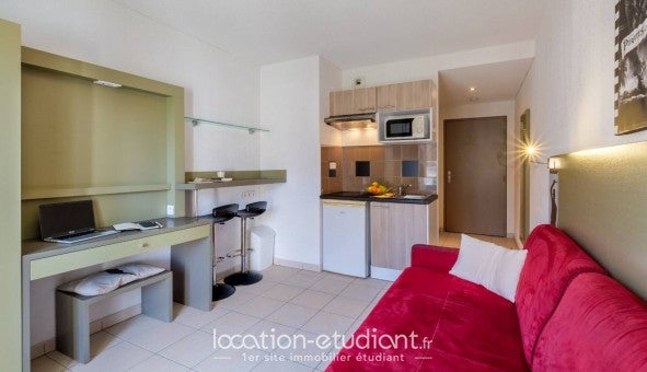 Room Rue Des Trois Moulins in Antibes