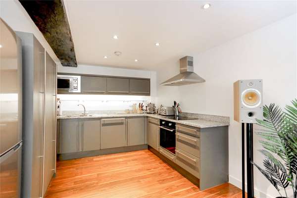 Flat Jardine Road in Greater London