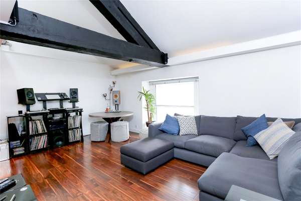 Flat Jardine Road in Greater London