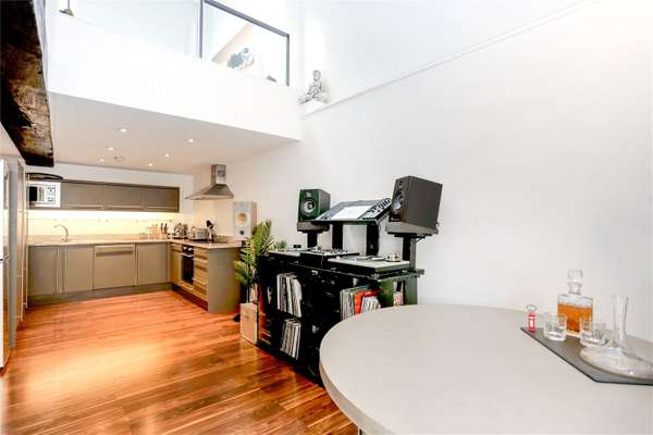 Flat Jardine Road in Greater London