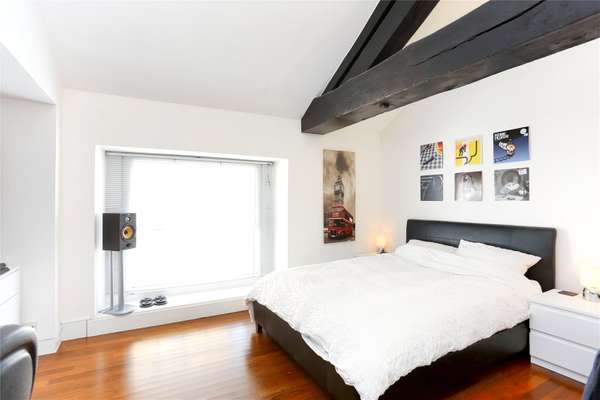 Flat Jardine Road in Greater London