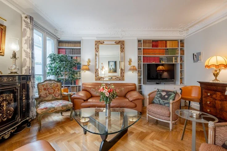Flat Rue Fourcroy in Paris