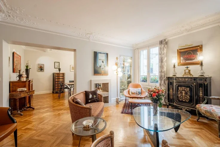 Flat Rue Fourcroy in Paris