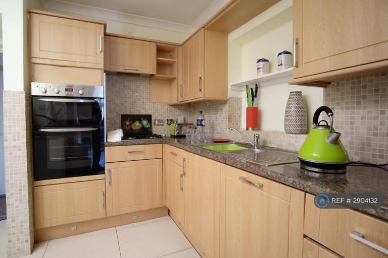 Room Leach Road in Aylesbury