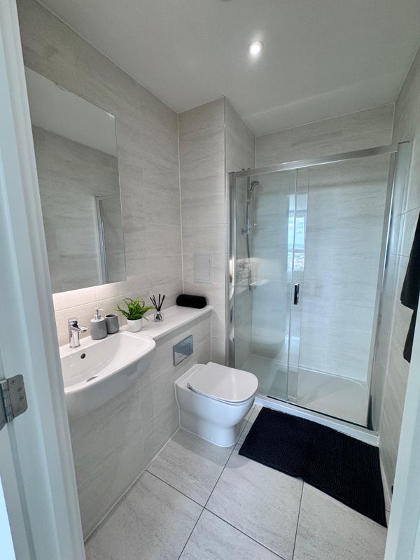 Room Silvertown Way in Greater London