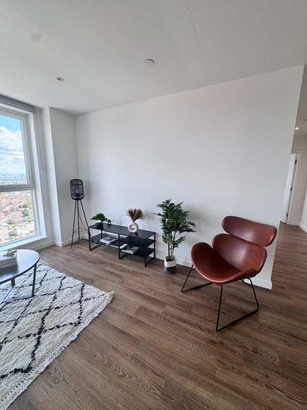Room Silvertown Way in Greater London