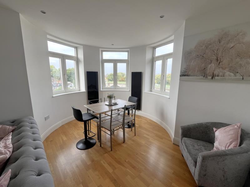 Flat Clarence Street in Borough of Spelthorne