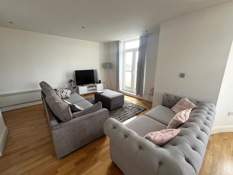 Flat Clarence Street in Borough of Spelthorne