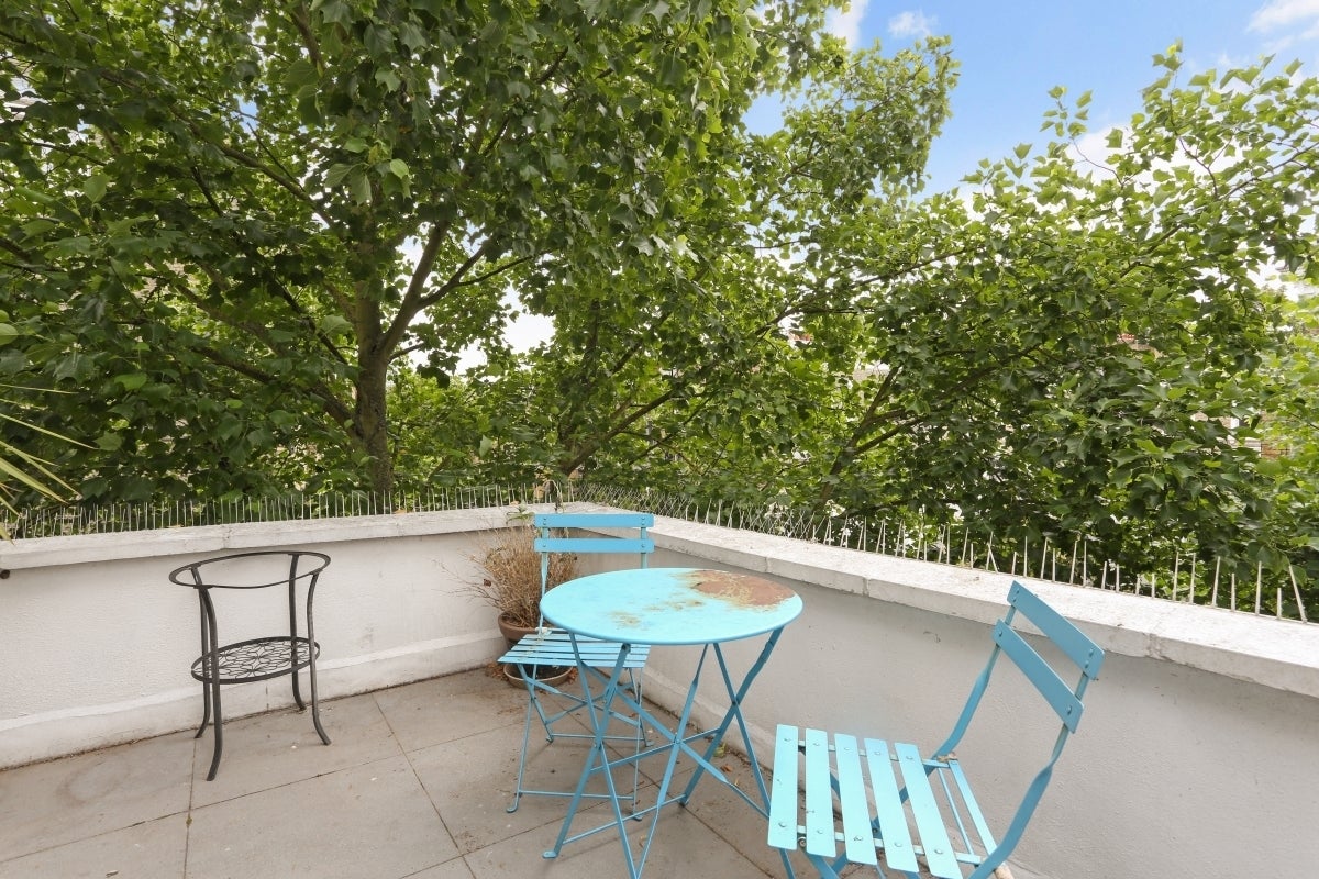 Flat Finborough Road in Greater London