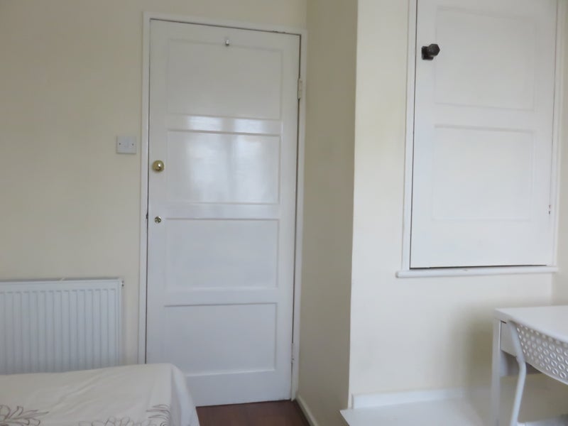 Room Millfield Avenue in Greater London