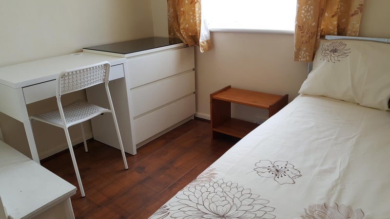 Room Millfield Avenue in Greater London