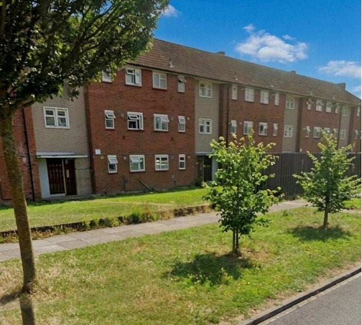Flat Brabazon Road in Greater London
