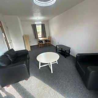 Flat Kilderkin Court in Coventry