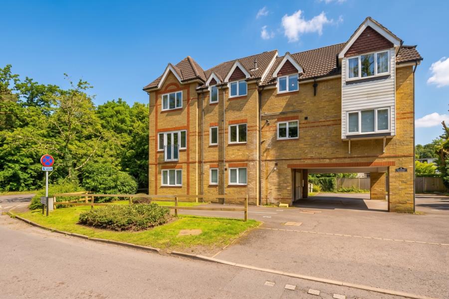 Flat Carlton Road in Woking