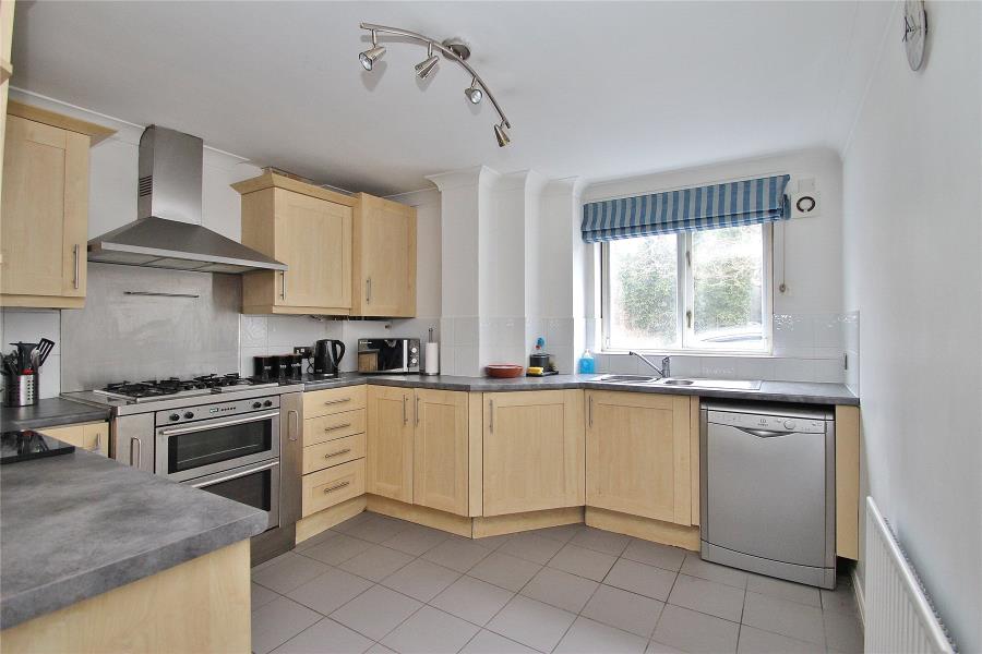 Flat Carlton Road in Woking