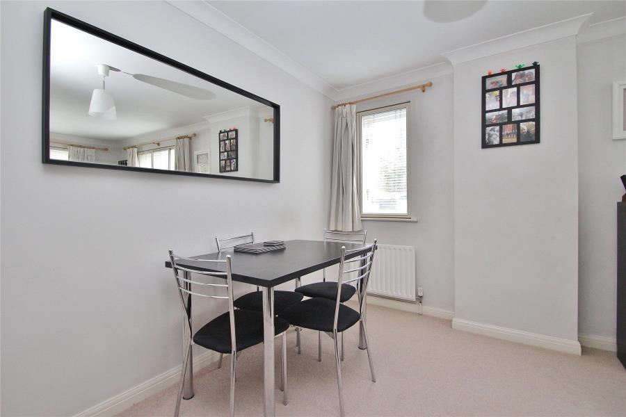 Flat Carlton Road in Woking