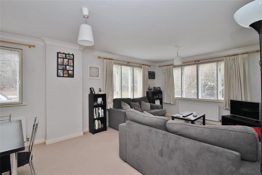 Flat Carlton Road in Woking
