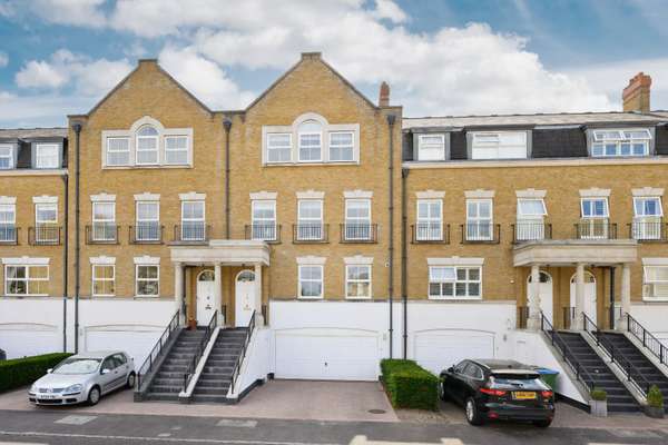 House Clearwater Place in Elmbridge