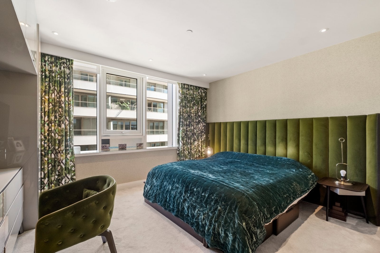 Flat Queenstown Road in Greater London
