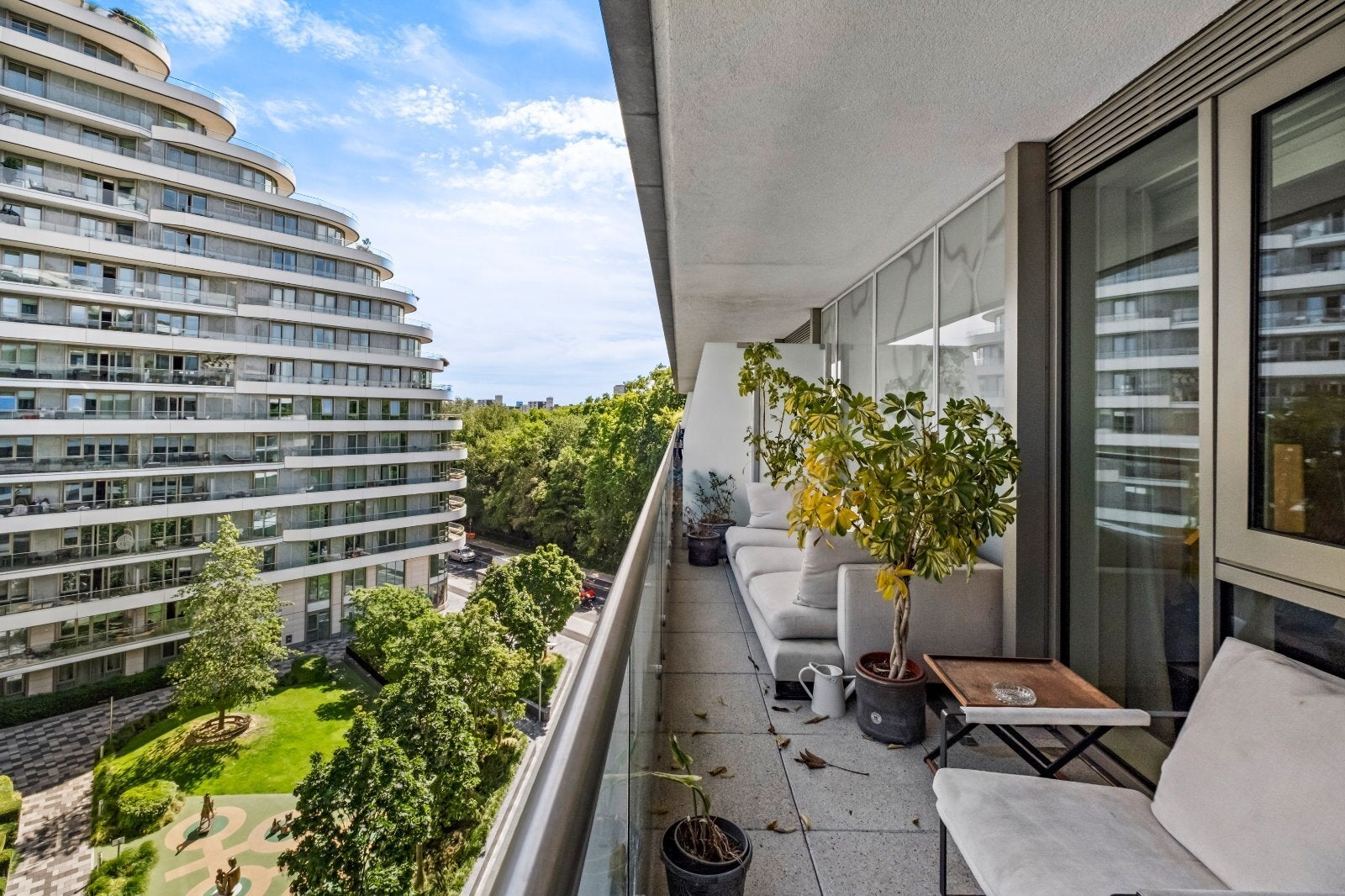 Flat Queenstown Road in Greater London