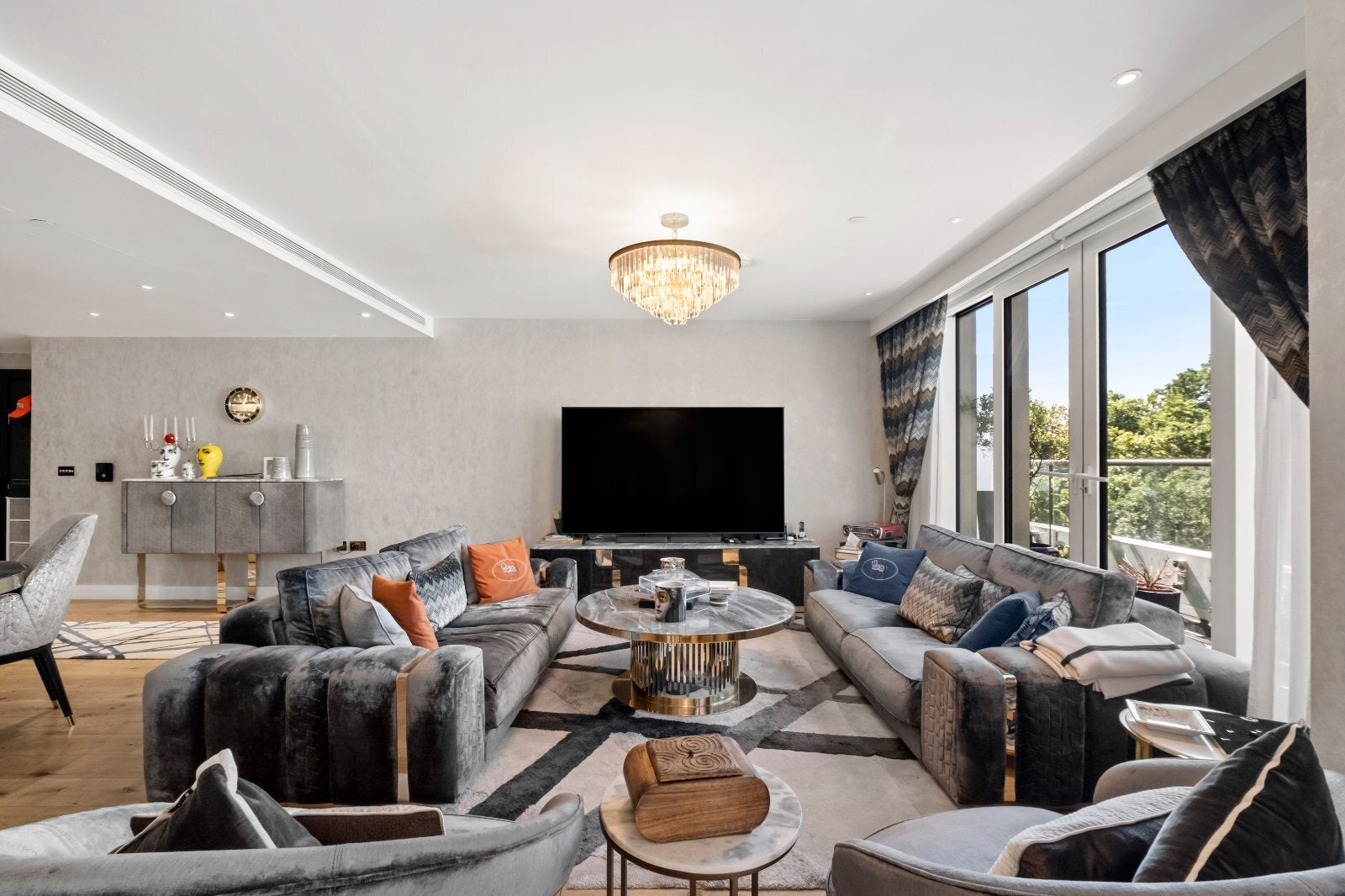 Flat Queenstown Road in Greater London