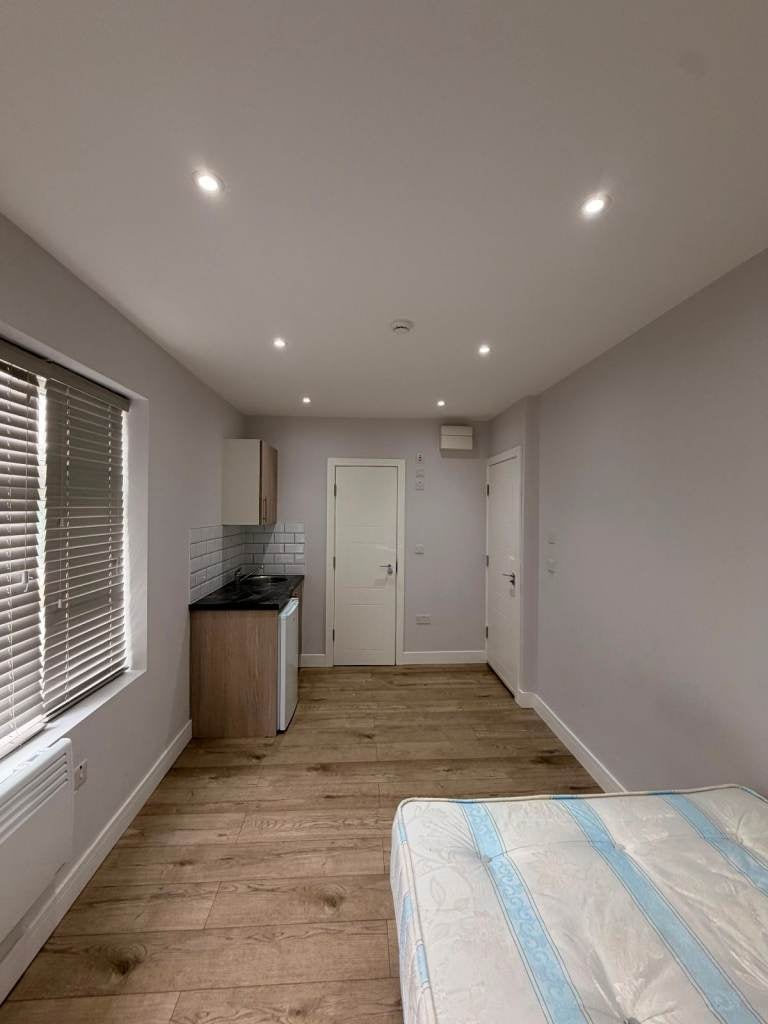 Flat Deacons Walk in Greater London