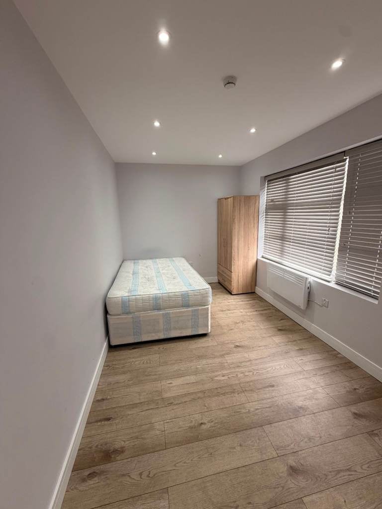 Flat Deacons Walk in Greater London