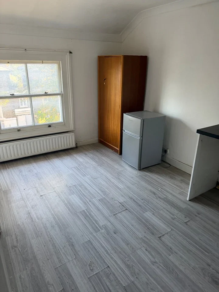 Flat Coldharbour Lane in Greater London
