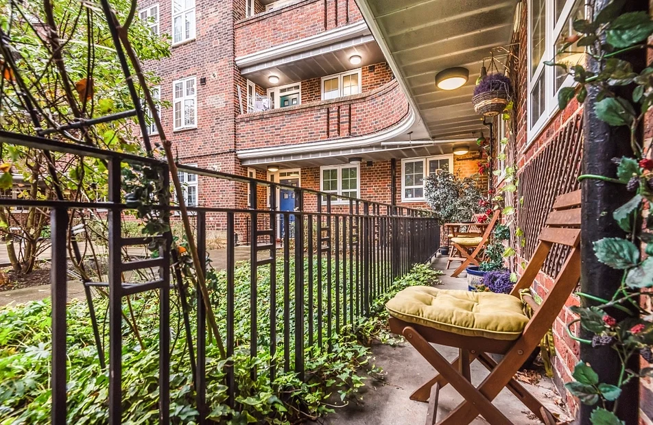 Flat Kingswood Road in Greater London