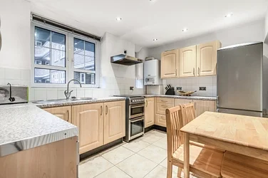 Flat Kingswood Road in Greater London
