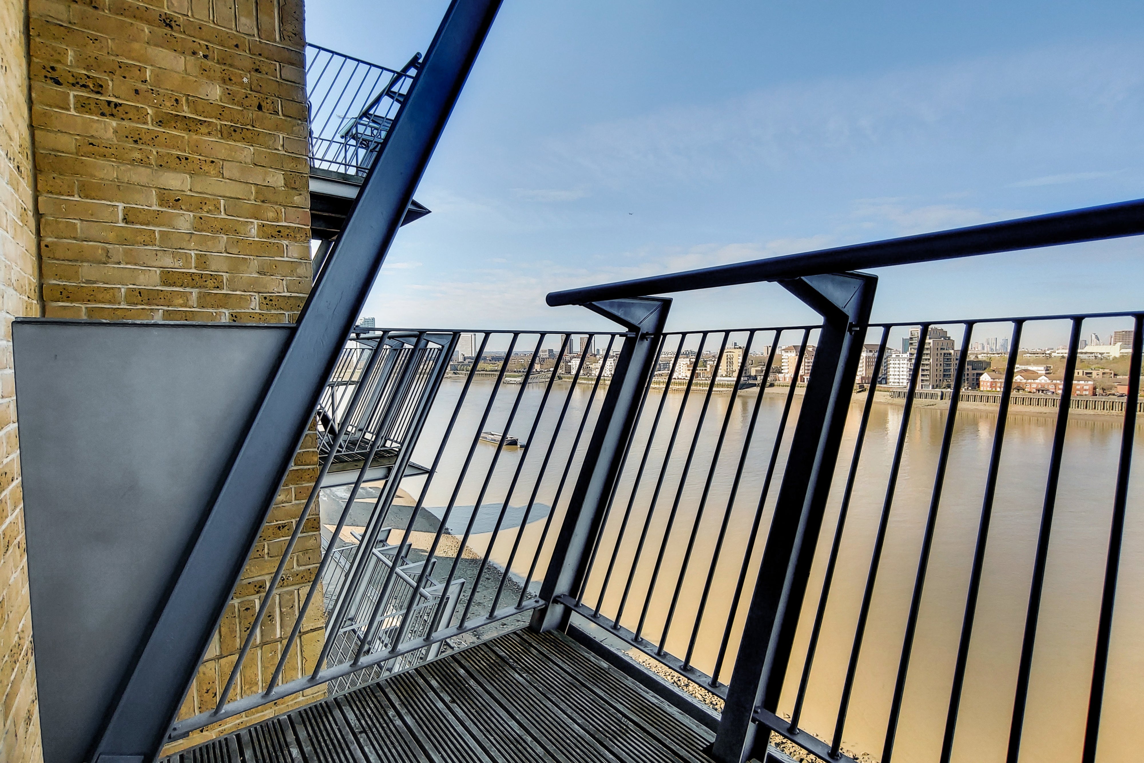 Flat Hutching's Street in Greater London
