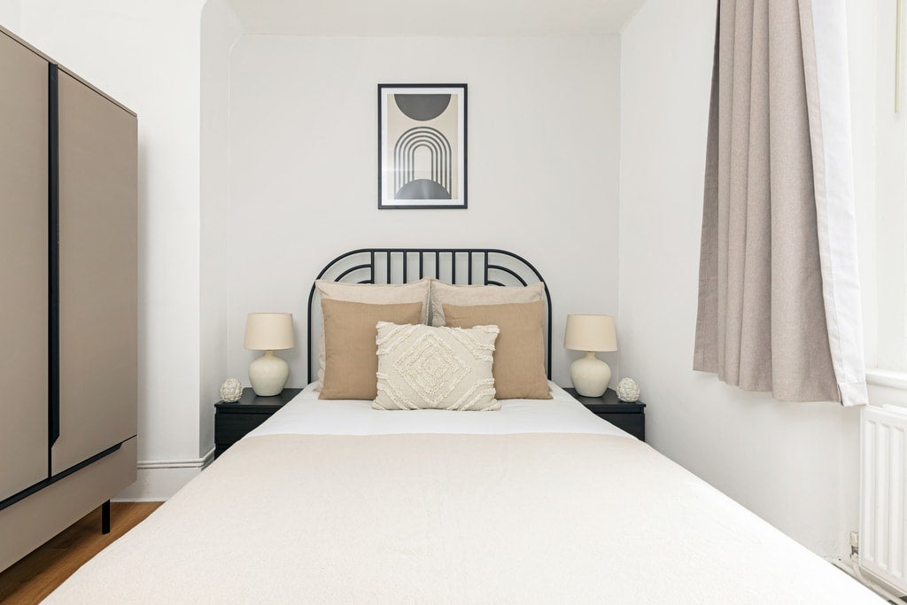 Flat Wellington Way in Greater London
