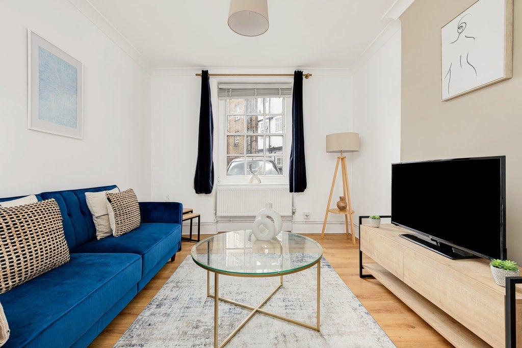 Flat Wellington Way in Greater London