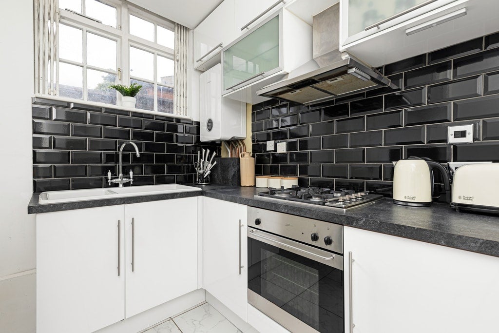 Flat Wellington Way in Greater London