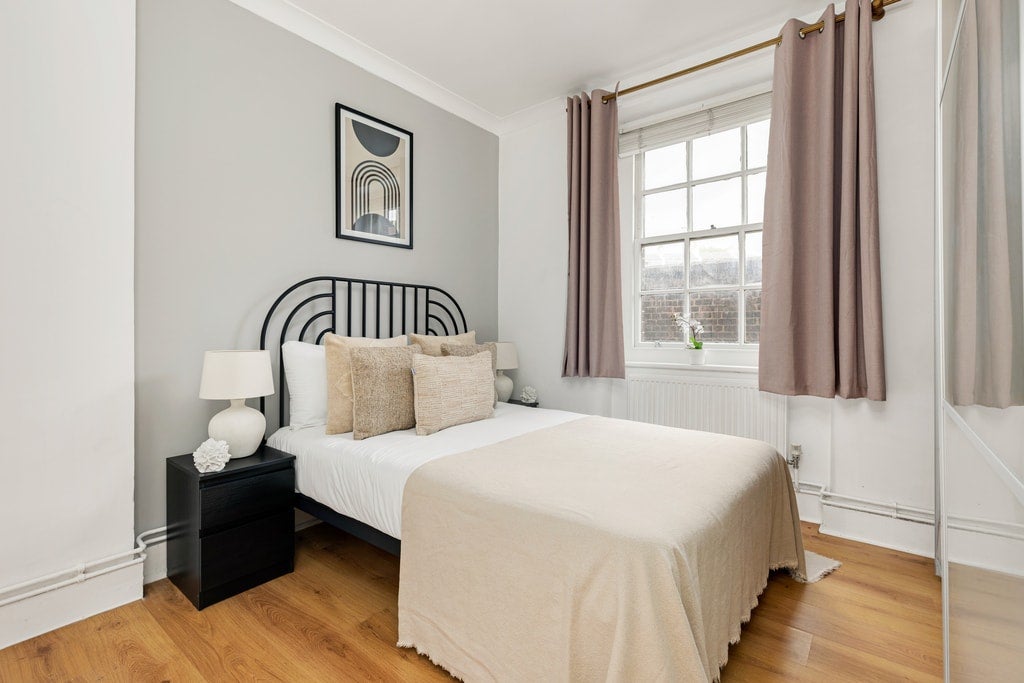 Flat Wellington Way in Greater London