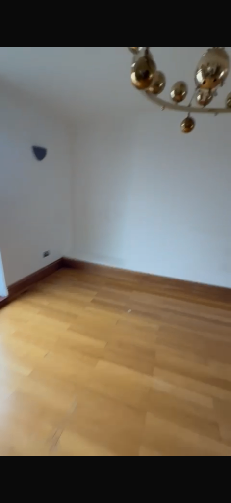 Room Kingswood Road in Greater London