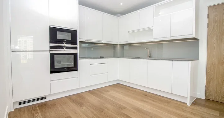 Flat Lismore Boulevard in Greater London