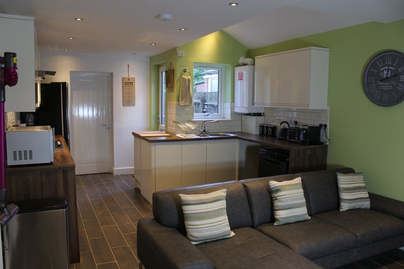 Room Dawlish Road in Birmingham