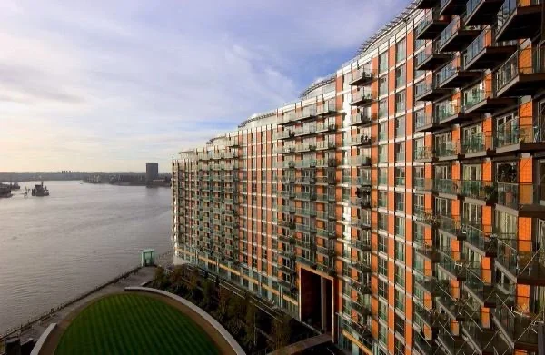 Flat Fairmont Avenue in Greater London