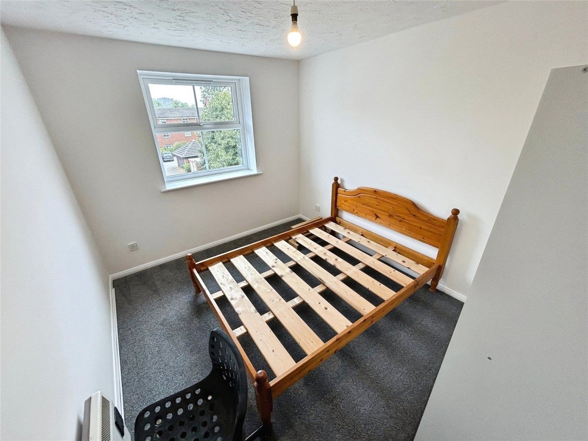Flat Drapers Field in Coventry