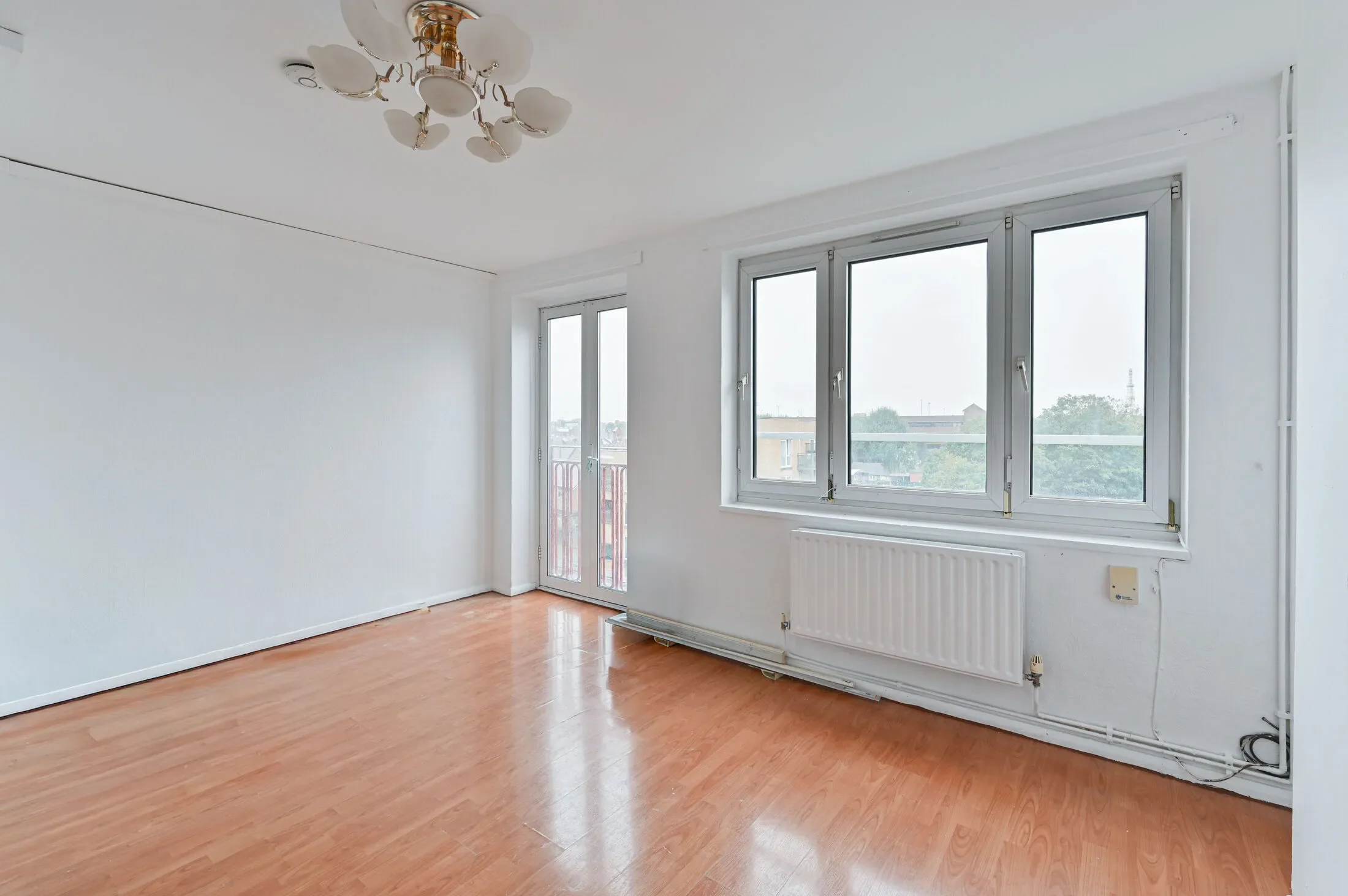 Flat Armfield Crescent in Greater London