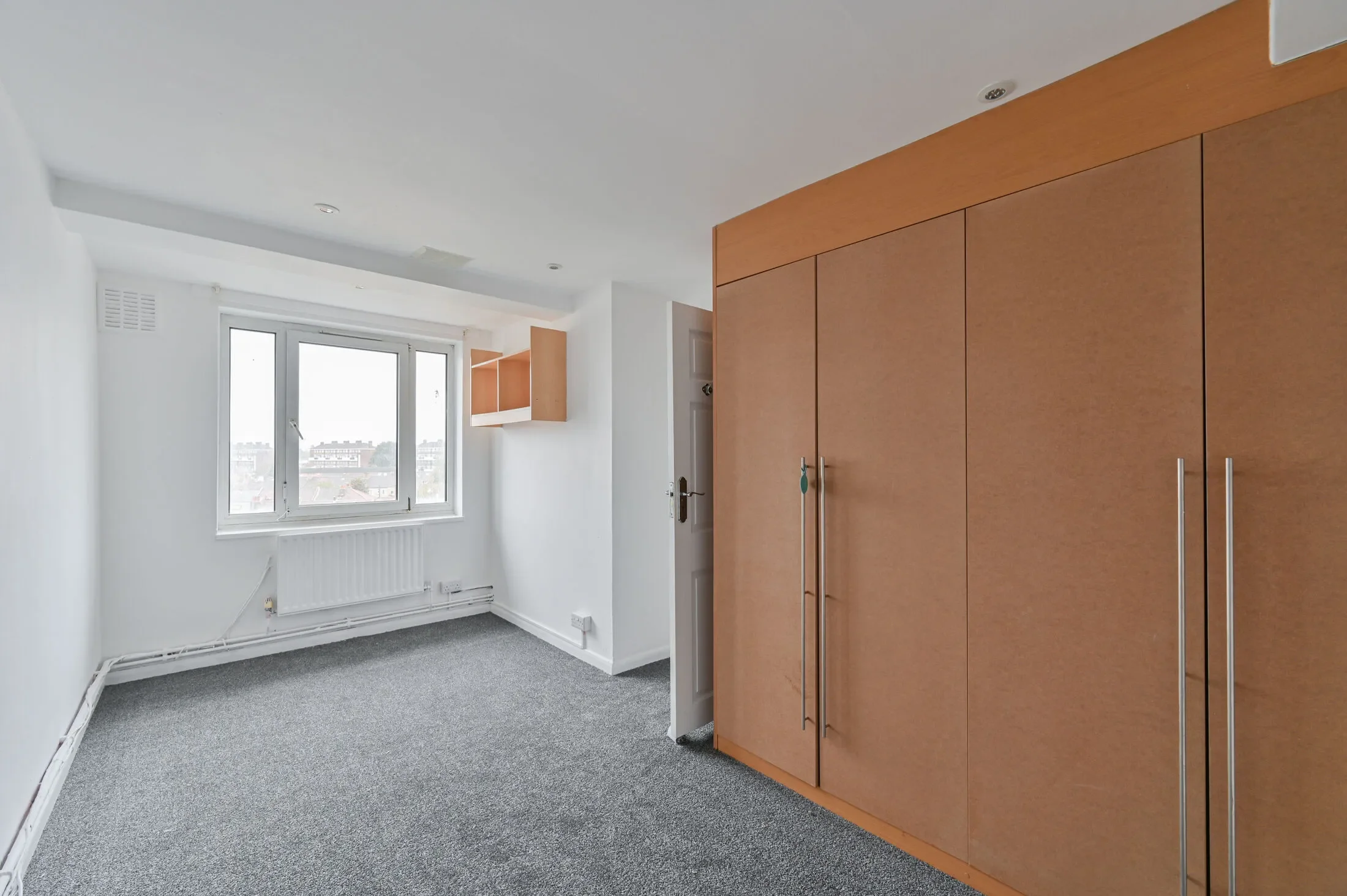 Flat Armfield Crescent in Greater London