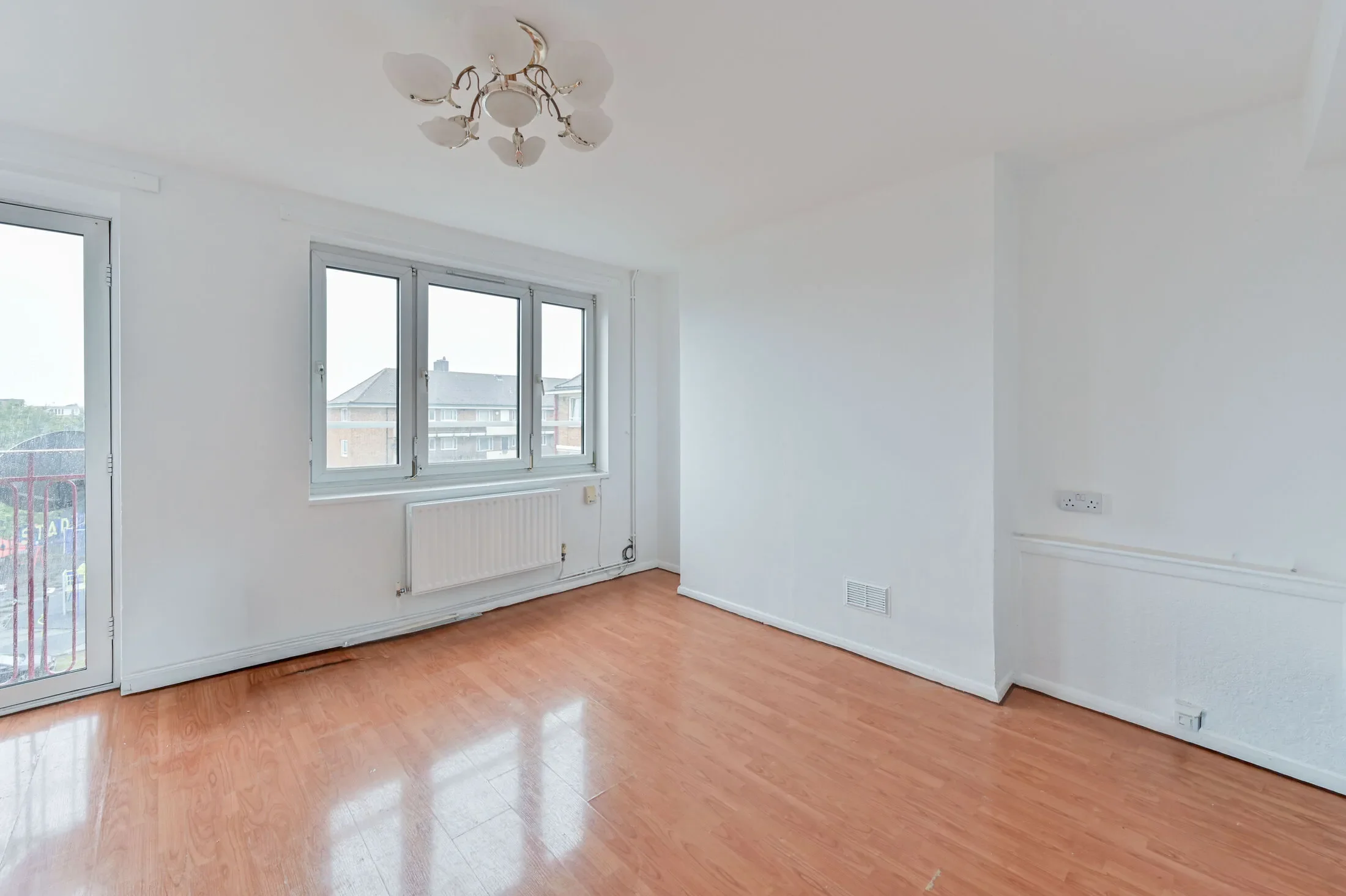 Flat Armfield Crescent in Greater London